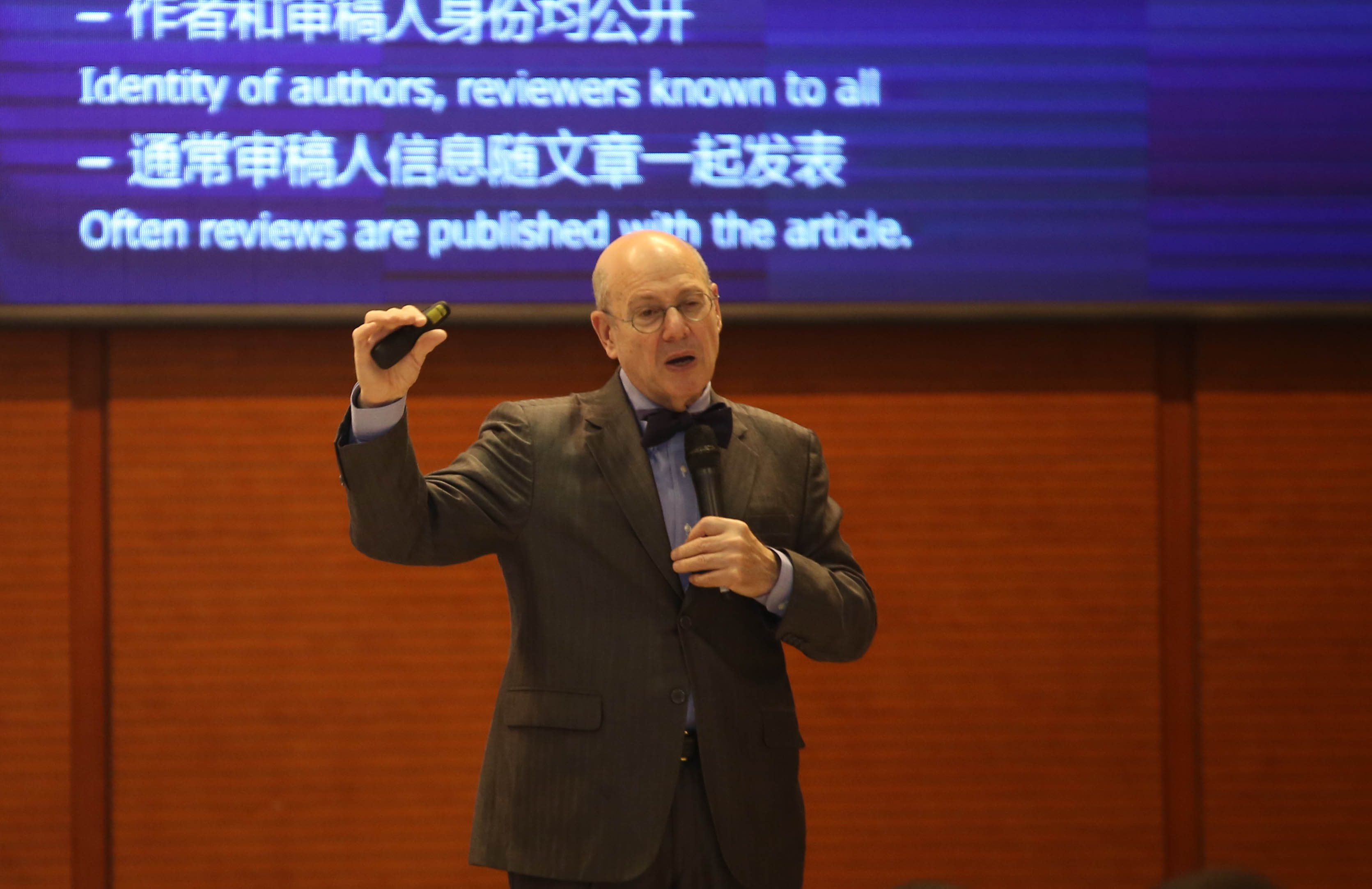 杰弗里?德拉岑博士（Dr. Jeffrey Drazen）發(fā)表主旨演講